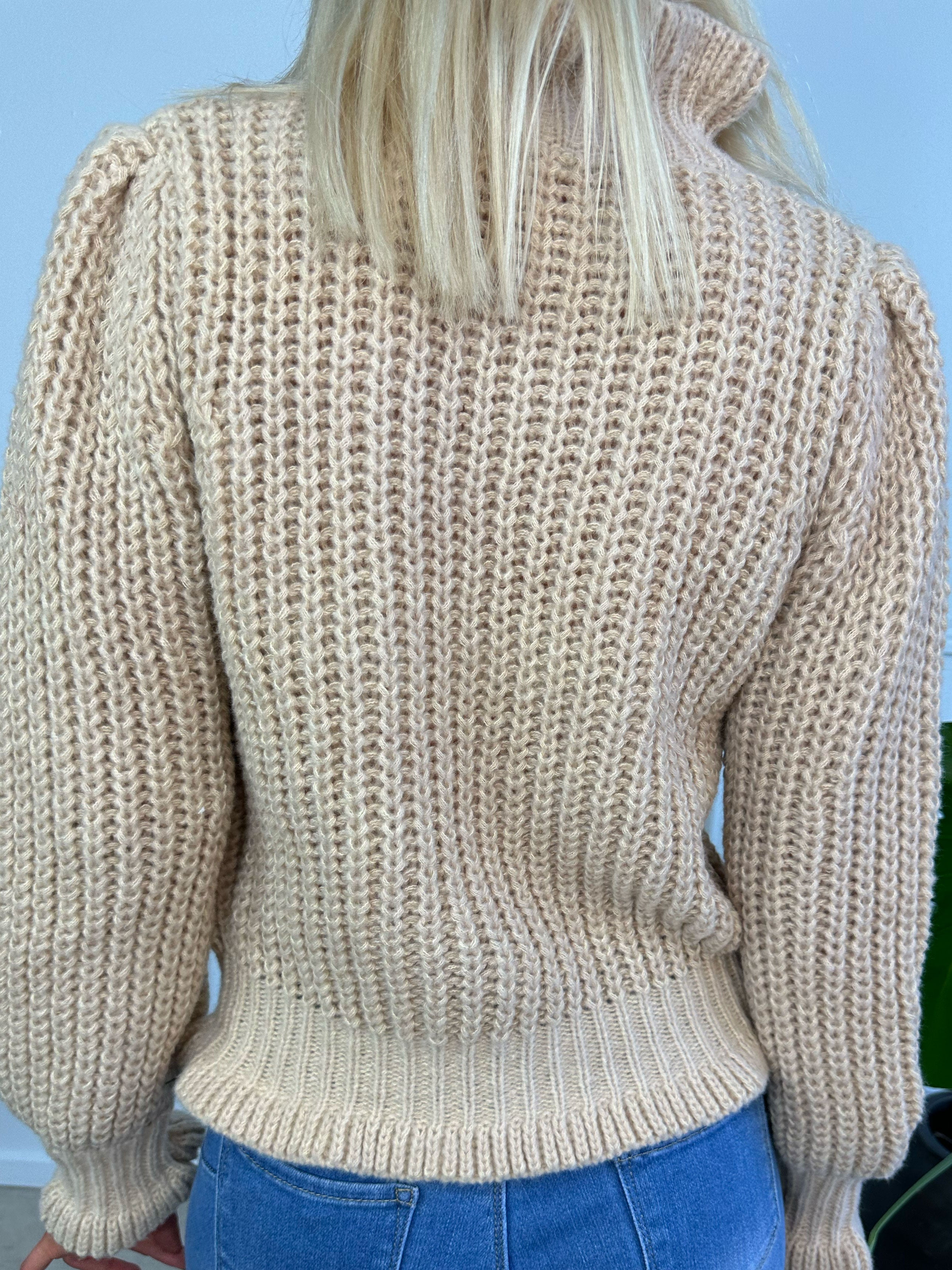 Hella - Tjock stickad tröja med söta ballongärmar